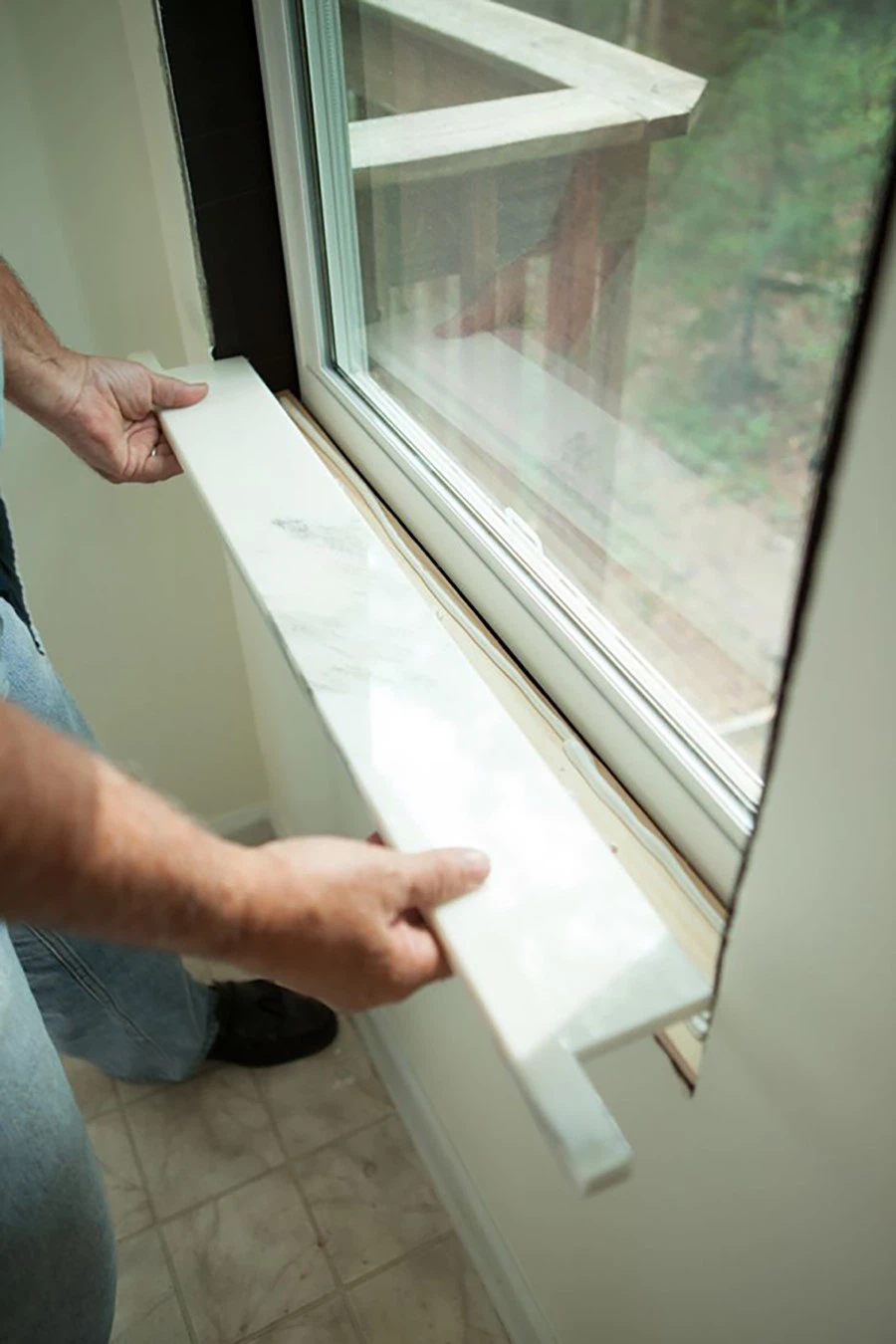 MarbleWindowsillLeavesEar01